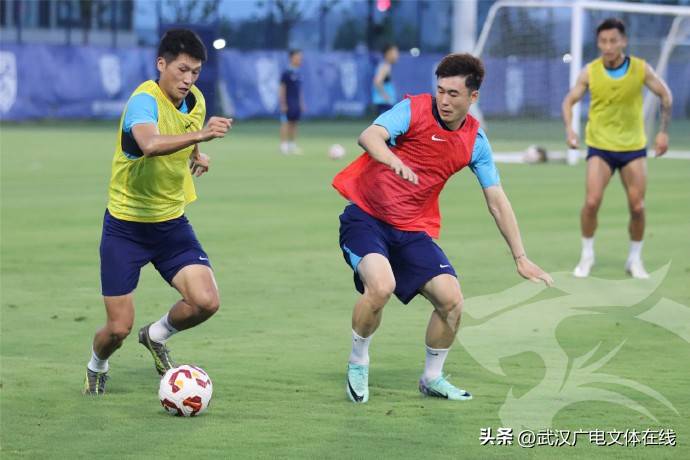 英雄联盟-赛后西甲焦点战，武汉三镇队长鼓劲，态度坚定，年轻球员得到机会的简单介绍